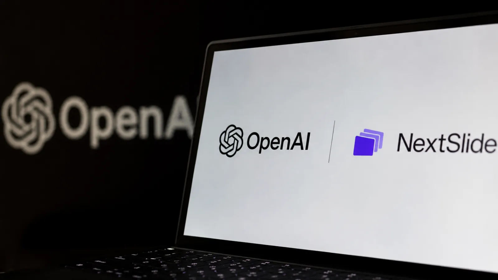 Обложка материала «ChatGPT всё меньше похож на чат-бота. Теперь OpenAI забрала NextSlide»