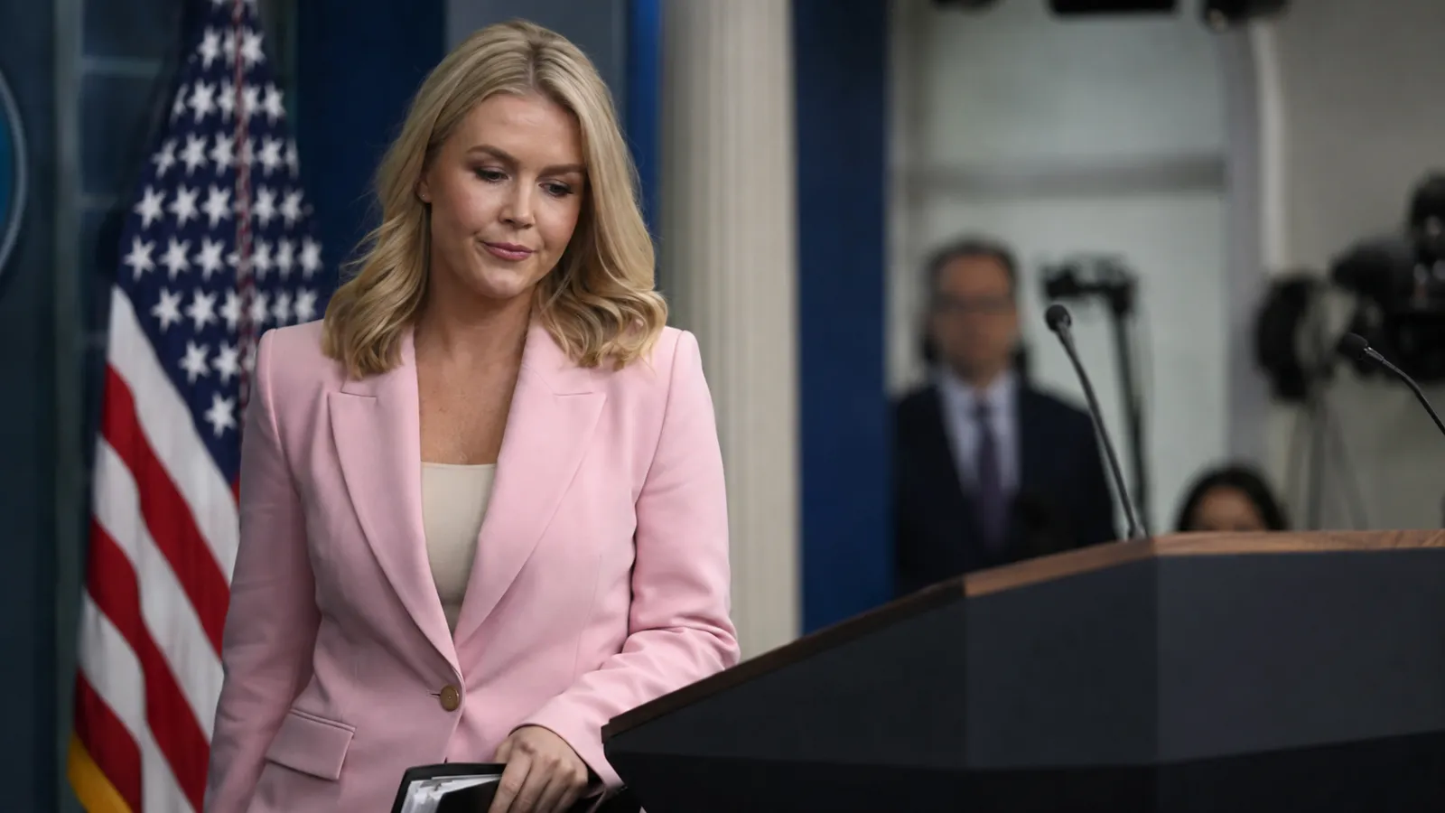 Обложка материала «Кэролайн Левитт уходит из Белого дома. Но из команды Трампа она не исчезает»